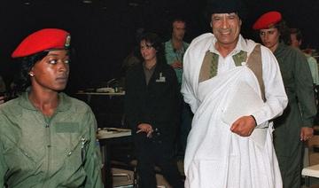 Dans cette photo d'archive prise le 1er novembre 2008, le dirigeant libyen Mouammar Kadhafi (g), en visite à Moscou, est escorté par une garde du corps (d), de la brigade connue sous le nom d'Amazones. L'académie militaire de Tripoli, où les « Amazones » étaient formées, a longtemps été considérée comme un symbole du régime extravagant et capricieux du dictateur. (Alexandre Nemenov/AFP)