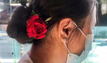 En Birmanie, des fleurs dans les cheveux en hommage à Aung San Suu Kyi