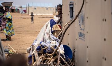 Un enfant se tient près de son abri à Goudebou, un camp qui accueille plus de 11 000 réfugiés maliens dans le nord du Burkina Faso, à l'occasion de la Journée internationale des réfugiés le 20 juin 2021 (Photo, AFP)