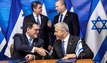 Le ministre israélien des Affaires étrangères Yair Lapid (en bas à droite), serre la main du Ministre hondurien des Affaires étrangères Lisandro alors que le Premier ministre israélien Naftali Bennett (en haut à droite) s'entretient avec le président hondurien Juan Orlando Hernandez lors de la signature d'accords bilatéraux au premier Bureau du ministre à Jérusalem le 24 juin 2021 (Photo, AFP)