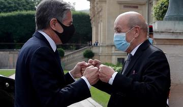 Le ministre français des Affaires étrangères Jean-Yves Le Drian (à droite) accueille le secrétaire d'État américain Antony Blinken à son arrivée pour une réunion au Quai d'Orsay à Paris, le 25 juin 2021. (Gonzalo Fuentes/Pool/AFP)