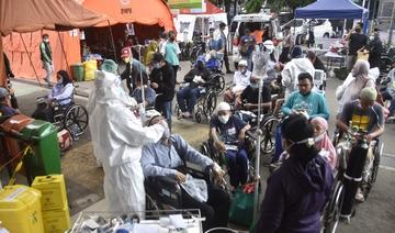 Le personnel médical teste les patients à l'extérieur d'un hôpital avant leur admission à Bekasi le 27 juin 2021, alors que de nouvelles infections augmentent en Indonésie (Photo, AFP)