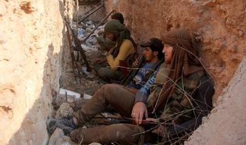 Des combattants du Front al-Nosra –  rebaptisé Front Fatah al-Cham après s'être dissocié d'Al-Qaïda –  sont assis dans un fossé au sud d'Alep, le 6 août 2016. (Fichier/AFP)
