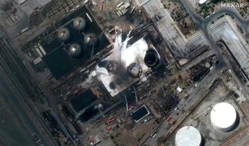 On voit sur cette image satellite, fournie par Maxar Technologies, des sapeurs-pompiers en train d'éteindre un incendie dans une raffinerie de pétrole à Téhéran, le 3 juin 2021. (Fichier/AFP)