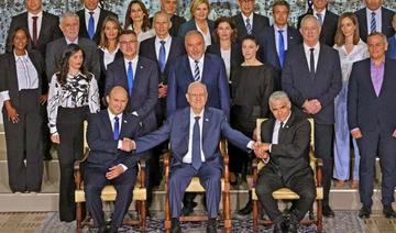 Le président israélien sortant, Reuvin Rivlin, (C) est entouré du Premier ministre, Naftali Bennett,  (G) et du Premier ministre suppléant et ministre des Affaires étrangères, Yaïr Lapid, sur une photo prise avec le nouveau gouvernement de coalition (Photo, AFP) 