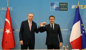Le président turc Tayyip Erdogan rencontre son homologue français Emmanuel Macron en marge du sommet de l'OTAN (Reuters)