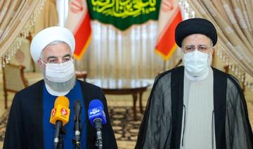 Le président iranien Hassan Rouhani, (g), se joint au président élu Ebrahim Raïssi lors d'une conférence de presse pour féliciter ce dernier pour sa victoire dans une élection dans laquelle la plupart des rivaux importants ont été exclus. (AFP)