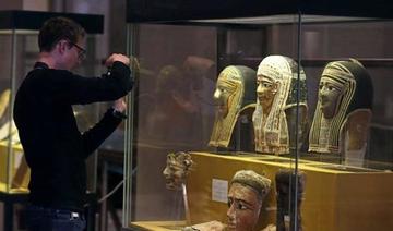 Un visiteur prend en photo des antiquités, restituées par l’Italie au musée égyptien du Caire, en Égypte, le 4 juillet 2018 (Reuters) 