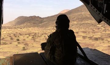 Gourma malien près d'Hombori, vu d'un hélicoptère Chinook avec soldat avec mitrailleuse au premier plan (Photo, AFP) 