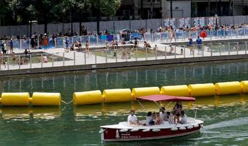 Un bateau passe près des piscines du bassin de la Villette à Paris le 7 juillet 2018 lors de la 17e édition de l'événement estival Paris Plage. (Francois Guillot / AFP)