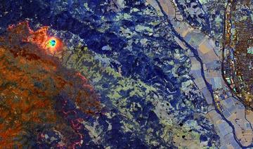 Cette image satellite infrarouge à ondes courtes (SWIR) haute résolution publiée par Maxar Technologies montre une végétation brûlée apparaissant dans une couleur rouille/orange tandis qu'une végétation saine apparaît dans des tons de bleu et des incendies actifs du LNU Lightning Complex Wildfire brûlant à l'ouest de Healdsburg, brillent en orange/jaune dans le comté de Sonoma, en Californie, le 20 août 2020. (Document / Image satellite ©2020 Maxar Technologies / AFP)