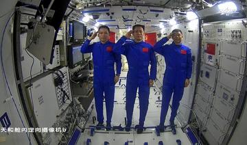Chine: Première sortie dans l'espace en tandem pour deux astronautes
