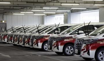 Des mini-fourgonnettes Toyota Motor Corp. sur un parking lors d'une démonstration du système de soutien aux opérations de transport pour le personnel des Jeux aux Jeux de Tokyo 2020, à Tokyo le 1er juillet 2021. (Kiyoshi Ota/Pool/AFP)