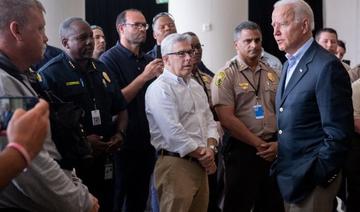 Le président américain Joe Biden et les premiers intervenants à l'effondrement de l'immeuble de 12 étages Champlain Towers South à Surfside, en Floride, le 1er juillet 2021 (Photo, AFP)