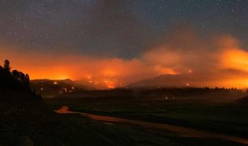 Les flammes entourent un lac Shasta frappé par la sécheresse lors du « feu de sel » à Lakehead, en Californie, le 2 juillet 2021, à la suite d'une vague de chaleur et de plusieurs éclairs. (Josh Edelson / AFP)