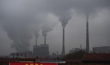 Cette photo d'archive prise le 19 novembre 2015 montre de la fumée s'échappant d'une centrale électrique alimentée au charbon près de Datong, dans la province du Shanxi, dans le nord de la Chine. (Greg Baker / AFP)