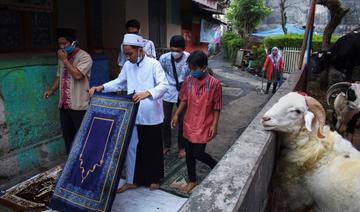 Indonésie: les musulmans prient ensemble pour l'Aïd en dépit de la flambée épidémique