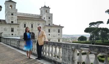 L’ancienne ministre française de la Culture Aurélie Filippetti (g) avec le philosophe italien Giorgio Agamben lors de sa visite à la Villa Médicis, siège de l'Académie française à Rome, le 11 juillet 2014. (Andreas Solaro/AFP)