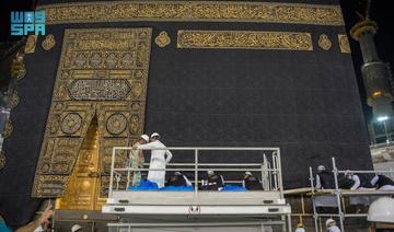 Une équipe de spécialistes soulève le tissu de la Kaaba en vue de la saison du Hajj