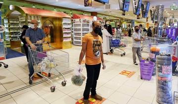 Des personnes font la queue dans un centre commercial et suivent les signes de distanciation sociale à Riyad, en Arabie saoudite. (Photo d'archive REUTERS)