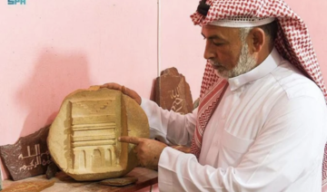 Un sculpteur saoudien passe huit ans à graver des versets du Coran sur trente plaques de marbre