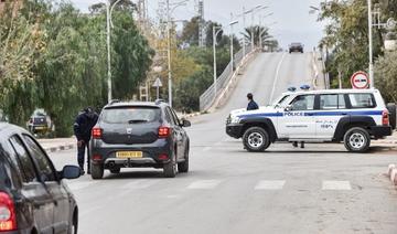 Des véhicules de police bloquent l'accès à une route de la ville algérienne de Blida, à environ 45 kilomètres au sud-ouest de la capitale, le 9 février 2020, le jour où Saïd Bouteflika, le frère emprisonné de l'ancien président, doit comparaître devant une armée (Photo, AFP) 