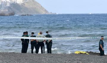 Des membres de la Guardia Civil espagnole se tiennent à côté du corps d'un migrant sur la plage de l'enclave espagnole de Ceuta, le 20 mai 2021 (Photo, AFP)