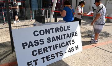 Les visiteurs présentent leur pass sanitaire à un responsable à l'entrée du cinéma Gaumont Multiplex Odyséum à Montpellier, dans le sud de la France, le 29 juillet 2021 (Photo, AFP)