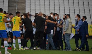 Des représentants de l'agence sanitaire brésilienne Anvisa entrent sur le terrain lors du match de football entre le Brésil et l'Argentine à la Neo Quimica Arena, à Sao Paulo, Brésil, le 5 septembre 2021 (Photo, AFP)
