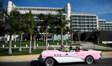Une ancienne voiture américaine de tourisme passe devant l'hôtel Melia International Varadero, le 3 septembre 2021 (Photo, AFP)