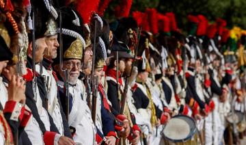 Des participants vêtus de costumes de l'époque napoléonienne reconstituent des scènes militaires à l'extérieur du château de Trianon à Versailles, en périphérie de Paris, le 11 septembre 2021 (Photo, AFP)