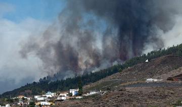 De grandes colonnes de fumées, de cendres et des jets de lave s'échappaient du volcan, selon les premières images diffusées en direct par la télévision publique espagnole vers 16h30 (14h30 GMT) (Photo, AFP)