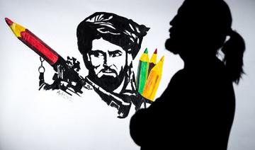 L'artiste afghan et co-fondateur d’ArtLords, Farshad, reproduit un dessin symbole de son collectif: un combattant taliban, dont le lance-roquettes est rempli de crayons. «Le mouvement taliban mourra», prédit-il, «mais l'art restera» (Photo, AFP) 
