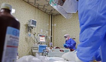 Un médecin s'occupe de patients dans un service dédié aux cas de coronavirus  dans la ville d'Idlib, dans le nord-ouest de la Syrie, le 20 septembre 2021 (Photo, AFP) 