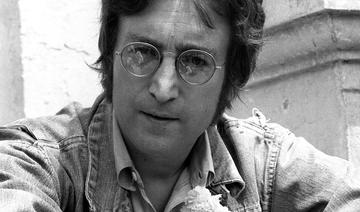 Le célèbre musicien et chanteur John Lennon pose pour les photographes le 17 mai 1971 à Cannes où il s'est rendu à l'occasion du Festival du Film. Le chanteur des Beatles a été assassiné le 08 décembre 1980 à New York, à l'âge de 40 ans (Photo/Archives, AFP)