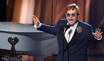Opération à la hanche pour Elton John, qui reprendra sa tournée en 2022