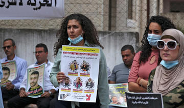 Des personnes se rassemblent en soutien aux prisonniers palestiniens détenus dans les prisons israéliennes, devant les bureaux du Comité international de la Croix-Rouge (CICR), à Ramallah, en Cisjordanie, le 14 septembre 2021 (Photo, AFP) 