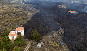 La lave d'une éruption volcanique coule mardi, détruisant des maisons sur l'île de La Palma aux Canaries, en Espagne (PA)