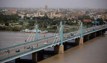 Des voitures circulent sur un pont à Khartoum, la capitale du Soudan, le mardi 21 septembre 2021 (AP) 