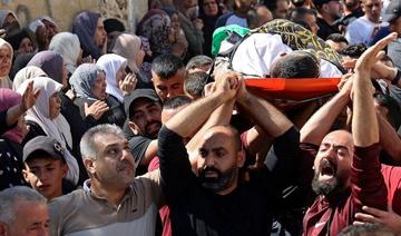 Des personnes en deuil portent le corps d'un Palestinien tué par des soldats israéliens lors d'affrontements près de Jénine (Photo, AFP)