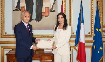 L’ambassadrice des EAU en France présente une copie de ses lettres de créance