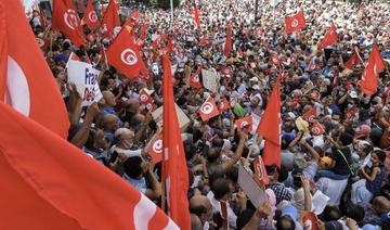 Des manifestants scandent des slogans lors d'une manifestation dans la capitale tunisienne Tunis le 26 septembre 2021, contre les récentes mesures du président Kais Saied pour resserrer son emprise sur le pouvoir  (Photo, AFP)