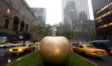 Pomme de New York par Claude Lalanne, une sculpture en bronze à grande échelle d'une pomme, le 12 septembre 2009 à New York (Photo, AFP)