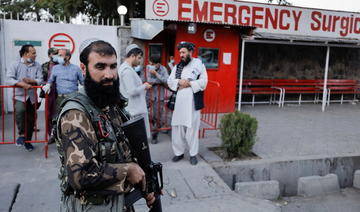 Un membre des forces des talibans se tient devant un hôpital, suite à une explosion qui a fait au moins deux morts et trois blessés, à Kaboul le 3 octobre 2021 (Photo, Reuters) 
