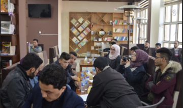 Un café-bibliothèque de Mossoul sensibilise la population à la politique 