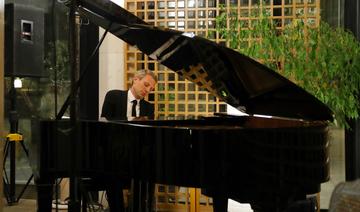 Le pianiste français Maxime Zecchini émerveille Riyad en jouant avec sa seule main gauche
