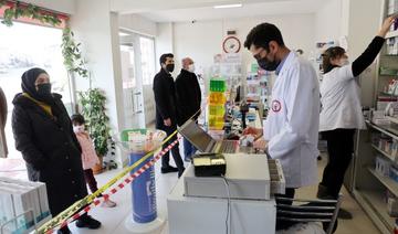 Les Turcs en quête de médicaments rendus introuvables par la crise