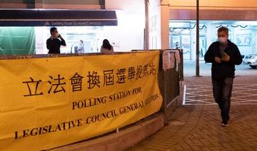 Hong Kong: participation historiquement basse au scrutin réservé aux «patriotes» loyaux envers Pékin