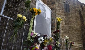 Larmes et souvenir d'un «héros» devant la cathédrale de Desmond Tutu