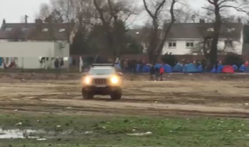 Calais: un véhicule militaire fait des dérapages devant un camp de migrants, enquête de l'armée 